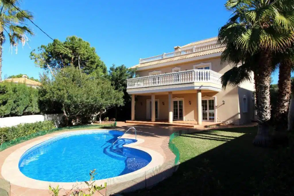 Resale Villa Te koop in Orihuela in Spanje, gelegen aan de Costa Blanca-Zuid