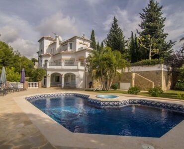 Vooraanzicht van resale Villa met zwembad Te koop in Frigiliana in Spanje, gelegen aan de Costa del Sol-Oost