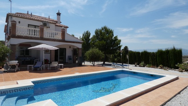Resale Villa Te koop in Viñuela in Spanje, gelegen aan de Costa del Sol-Oost