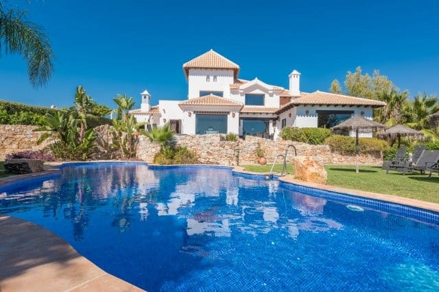 Vooraanzicht van luxe Villa met zwembad Te koop in Frigiliana in Spanje, gelegen aan de Costa del Sol-Oost