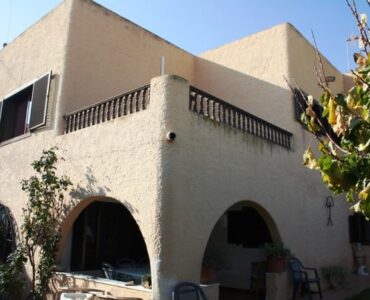 Vooraanzicht van rustieke Villa Te koop in Garrucha in Spanje, gelegen aan de Costa de Almería
