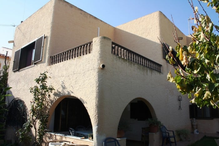 Vooraanzicht van rustieke Villa Te koop in Garrucha in Spanje, gelegen aan de Costa de Almería