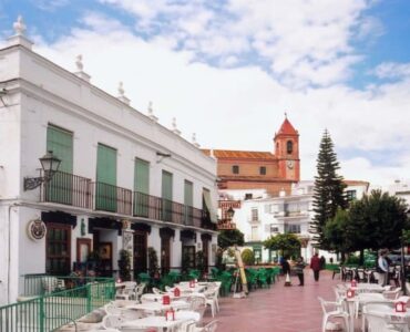 Zicht op plein en vooraanzicht Huis Te koop in Torrox in Spanje, gelegen aan de Costa del Sol-Oost