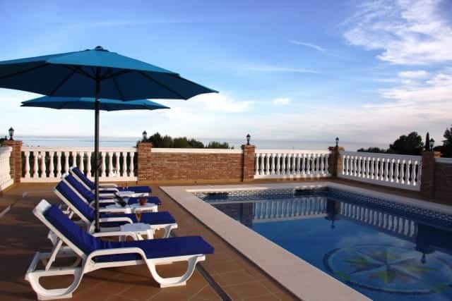 Zeezicht vanaf terras met zwembad van Villa Te koop in Frigiliana in Spanje, gelegen aan de Costa del Sol-Oost