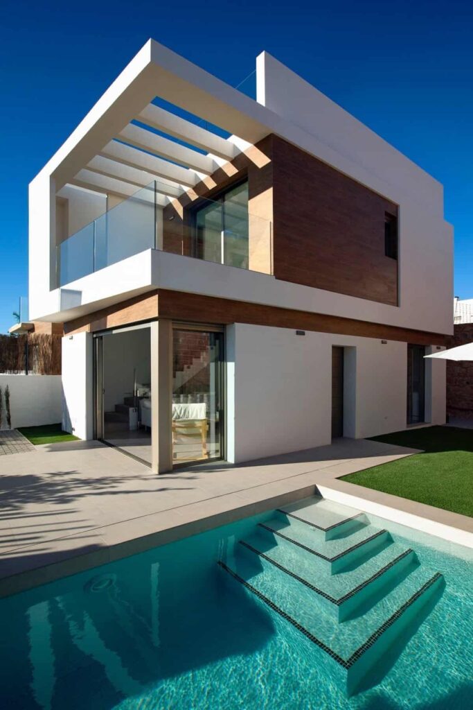 Zwembad en vooraanzicht van nieuwbouw villa in Villamartin in Spanje, gelegen aan de  Costa Blanca-Zuid