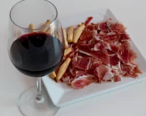 Nazomeren en gewicht verliezen met dit dieet bestaande uit Spaanse ham en rode wijn