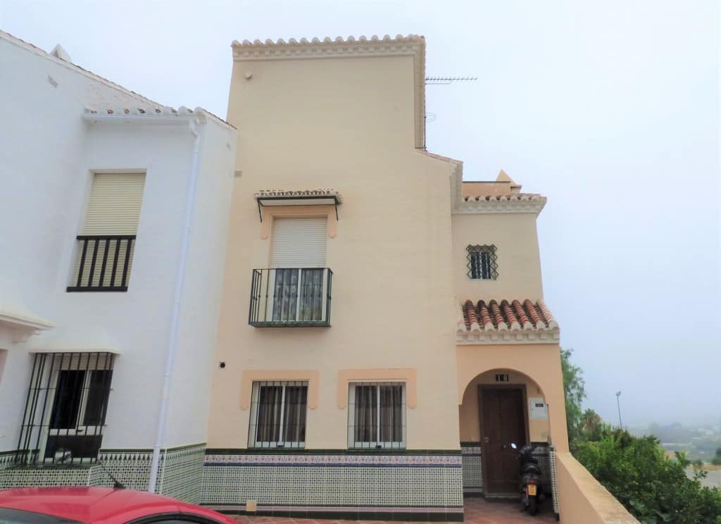 Vooraanzicht van Huis Te koop in Nerja in Spanje, gelegen aan de Costa del Sol-Oost