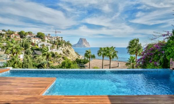 Zeezicht vanaf zwembad van Nieuwbouw Villa Te koop in Calpe in Spanje, gelegen aan de Costa Blanca-Noord