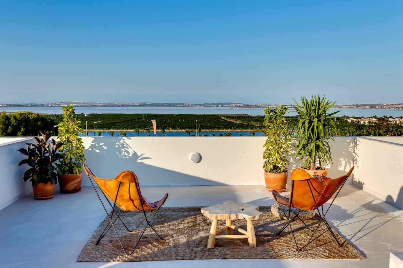 Zicht op de lagunas vanaf terras Nieuwbouw Appartement Te koop in Torrevieja in Spanje, gelegen aan de Costa Blanca-Zuid