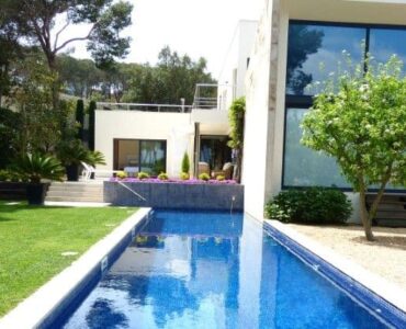 Vooraanzicht Villa met zwembad Te koop in Sant Antoni De Calonge in Spanje, gelegen aan de Costa Brava