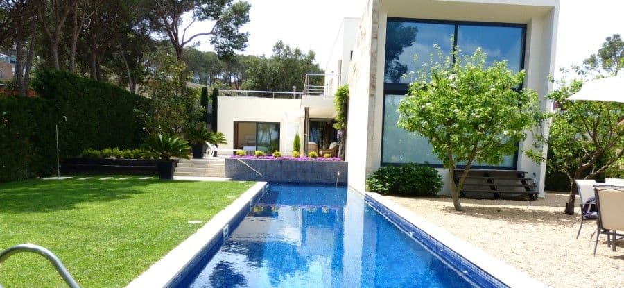 Vooraanzicht Villa met zwembad Te koop in Sant Antoni De Calonge in Spanje, gelegen aan de Costa Brava