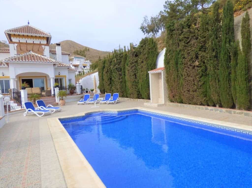 Zicht op zwembad en terras van Villa Te koop in Torrox in Spanje, gelegen aan de Costa del Sol-Oost