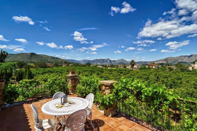 Zicht over vallei vanaf Villa Te koop in Pedreguer in Spanje, gelegen aan de Costa Blanca-Noord