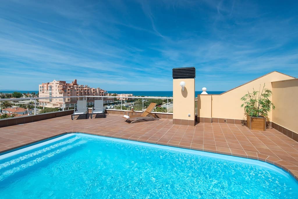 Zeezicht vanaf terras met zwembad Appartement Te koop in Oliva in Spanje, gelegen aan de Costa de Valencia
