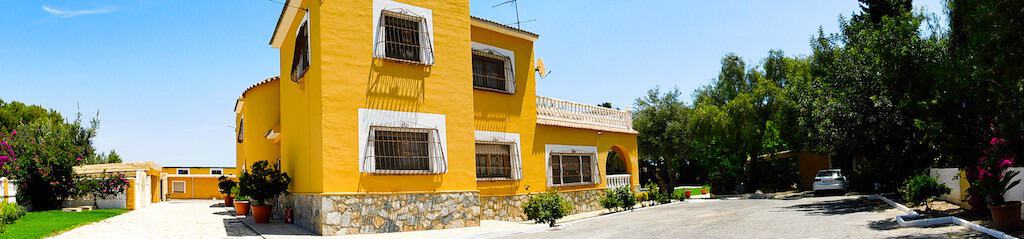 Vooraanzicht Villa Te koop in Alicante in Spanje, gelegen aan de Costa Blanca-Zuid