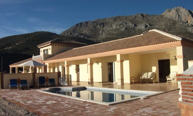 Resale Villa Te koop in Alcaucín in Spanje, gelegen aan de Costa del Sol-Oost