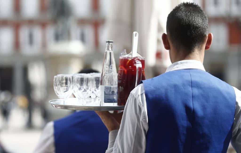 Ober met dienblad en drank in spanje