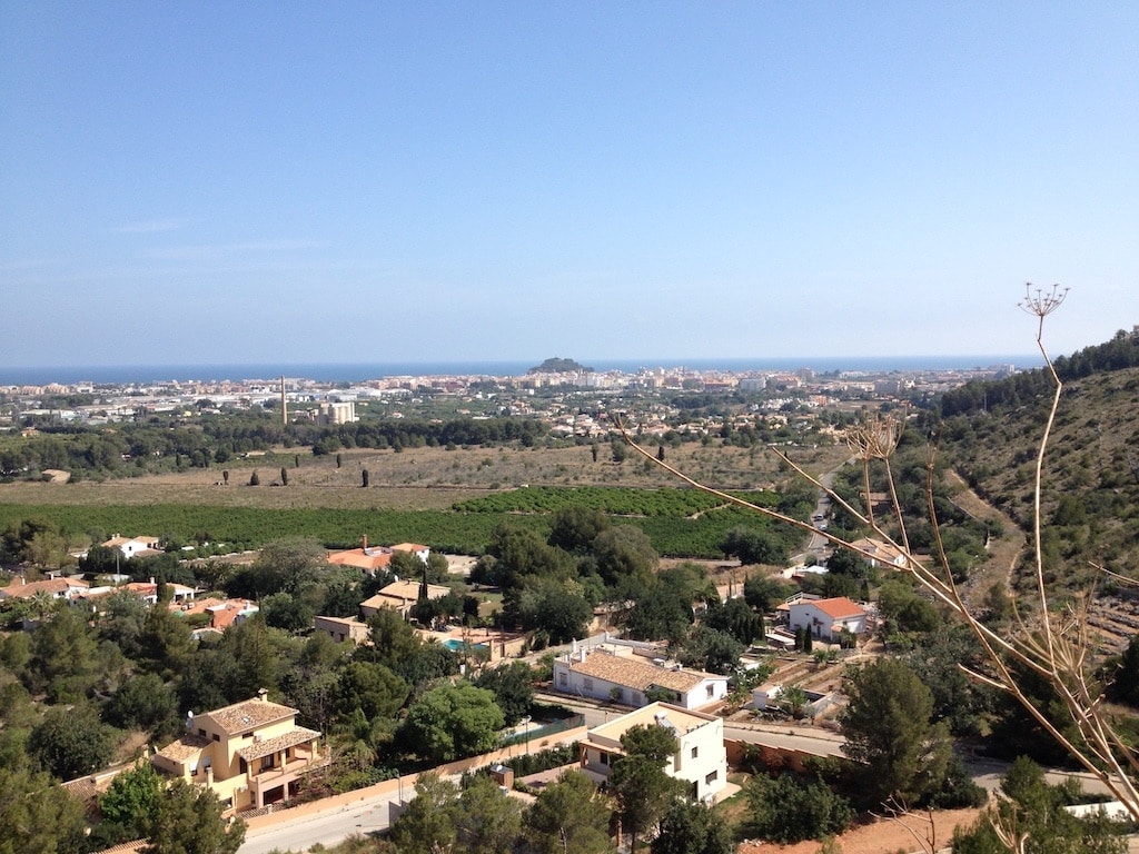 Panoramisch zicht op Grondstuk Te koop in Dénia in Spanje, gelegen aan de Costa Blanca-Noord