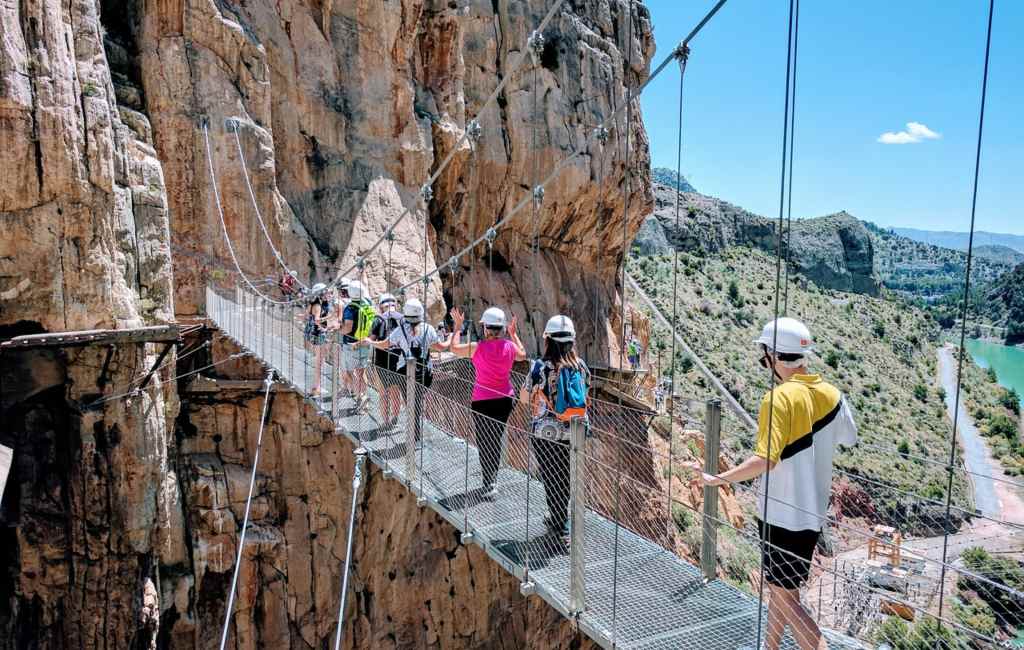Hangbrug met wandelaars Caminito del Rey