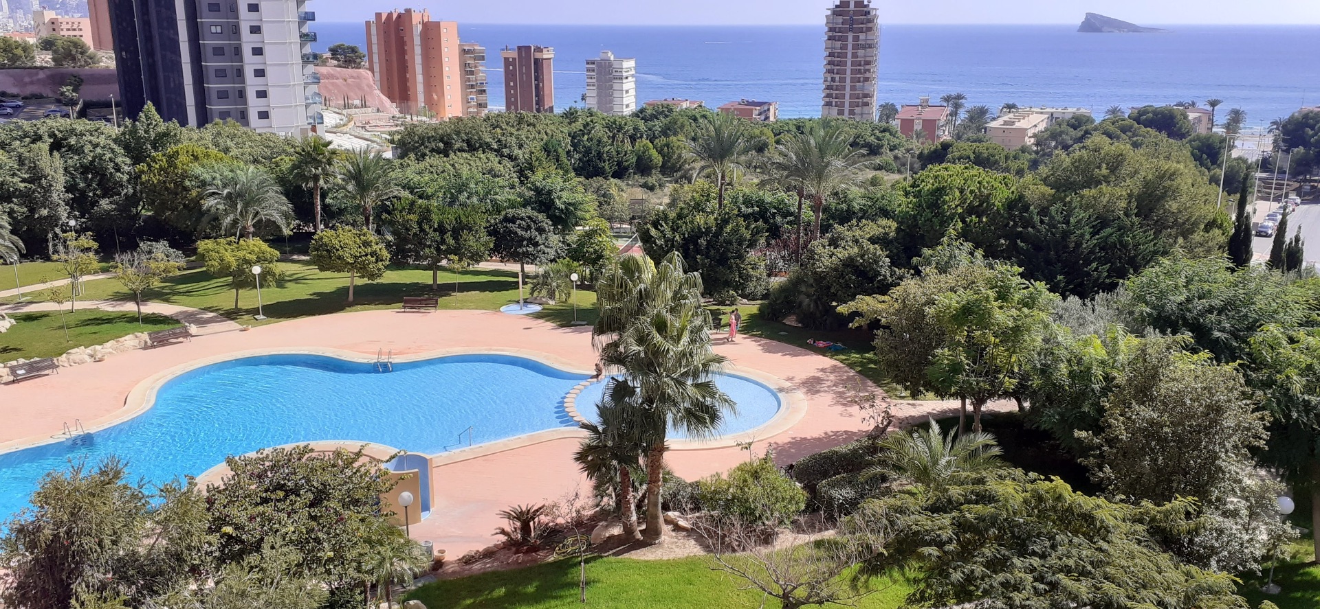 Gemeenschappelijke tuin en zwembad van Appartement Te koop in Benidorm in Spanje, gelegen aan de Costa Blanca-Noord