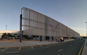 Straat inkomgedeelte vliegveld Murcia