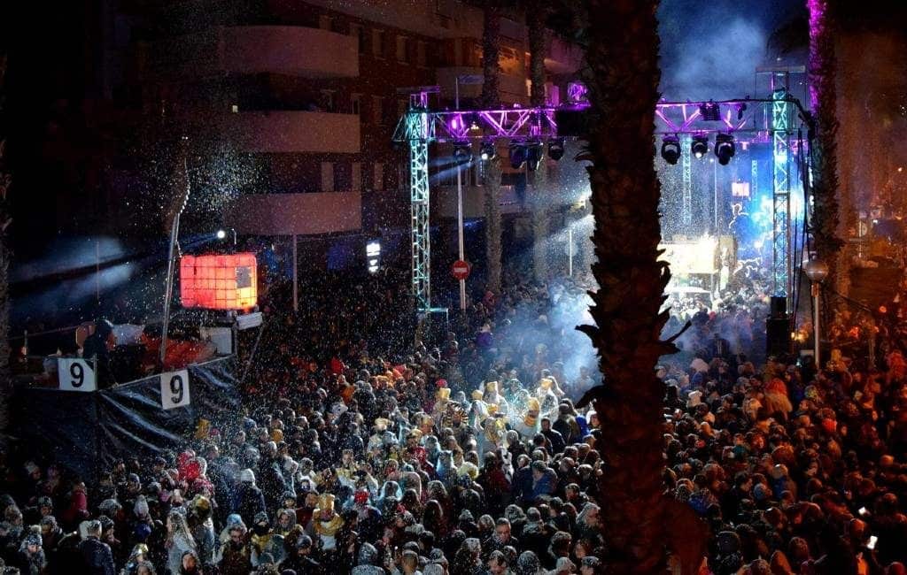 De menigte op Cos Blanc ‘confetti’ feest in Salou