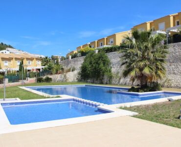 Tuin met zwembaden van Huis Te koop in Calpe in Spanje, gelegen aan de Costa Blanca-Noord