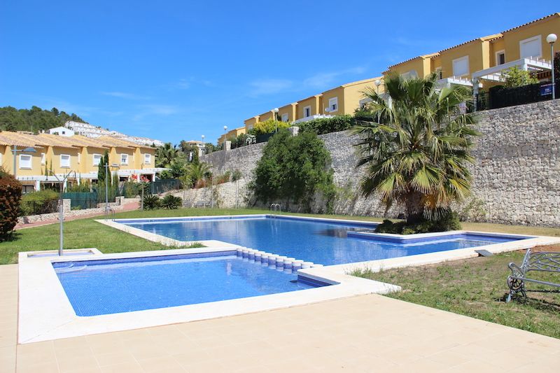 Tuin met zwembaden van Huis Te koop in Calpe in Spanje, gelegen aan de Costa Blanca-Noord