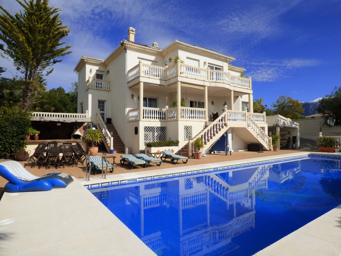 Zicht op grote Villa met zwembad Te koop in Periana in Spanje, gelegen aan de Costa del Sol-Oost