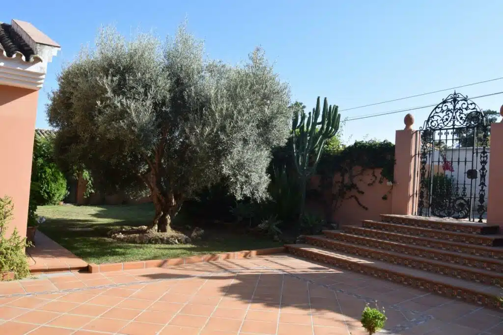Resale Villa Te koop in Estepona in Spanje, gelegen aan de Costa del Sol-West