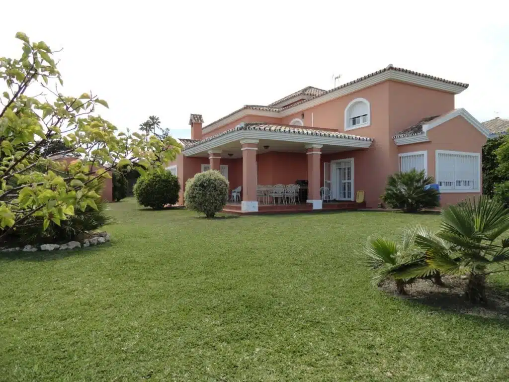 Resale Villa Te koop in Estepona in Spanje, gelegen aan de Costa del Sol-West