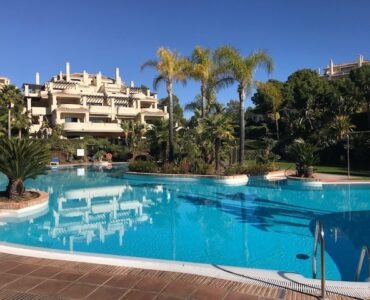 Gemeenschappelijk zwembad van Appartement Te koop in Benahavis in Spanje, gelegen aan de Costa del Sol-West