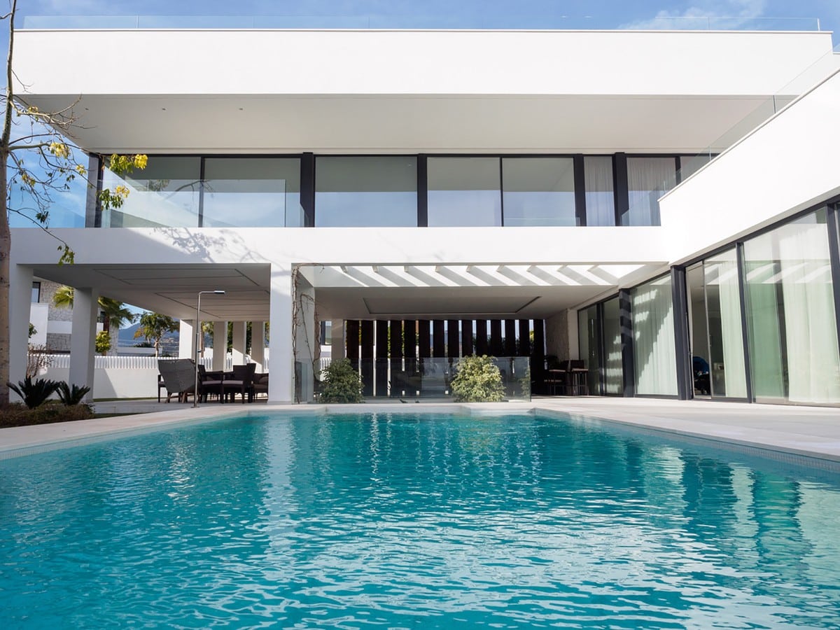 Zwembad van Nieuwbouw Villa Te koop in Benahavis in Spanje, gelegen aan de Costa del Sol-West