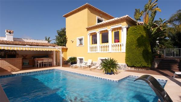 Zwembad en terras van Villa Te koop in Calpe in Spanje, gelegen aan de Costa Blanca-Noord