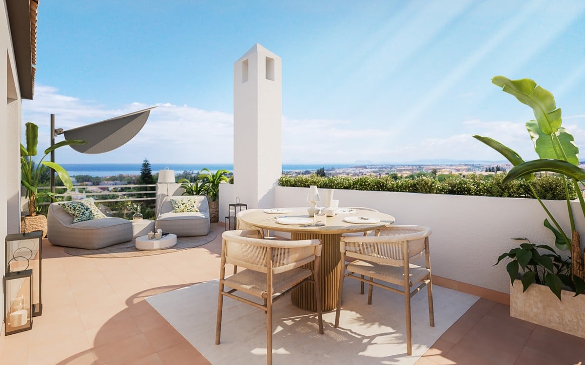Zeezicht vanaf terras van Appartement Te koop in Nueva Andalucia in Spanje, gelegen aan de Costa del Sol-West