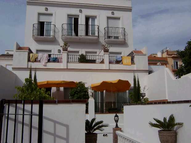 Vooraanzicht Hostel Te koop in Nerja in Spanje, gelegen aan de Costa del Sol-Oost
