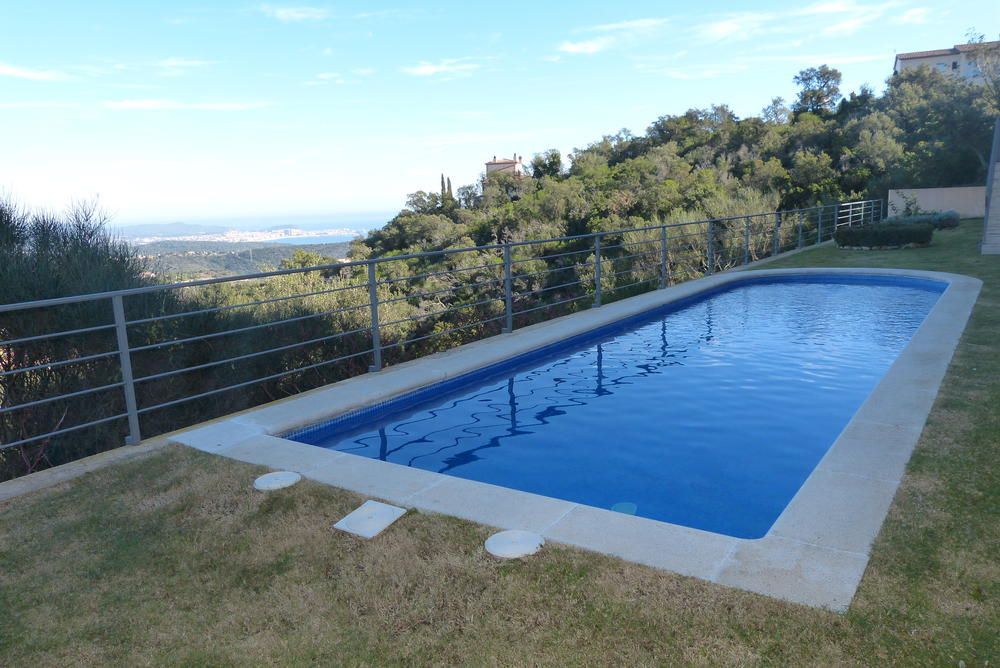 Zwembad met zeezicht vanaf Villa Te koop in Calonge (17251) in Spanje, gelegen aan de Costa Brava