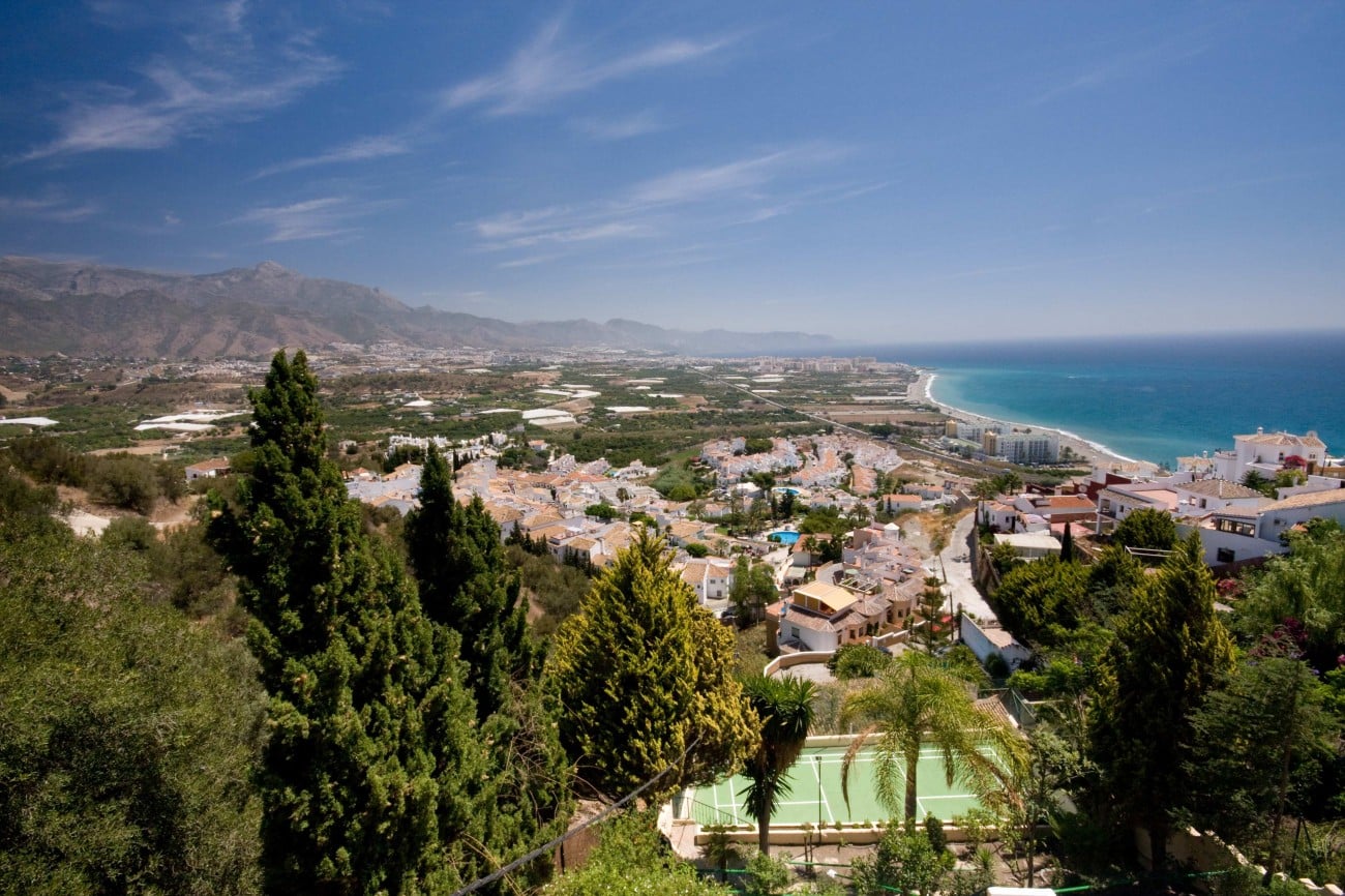 Panoramisch zicht op vallei en zee vanaf Villa Te koop in Nerja in Spanje, gelegen aan de Costa del Sol-Oost