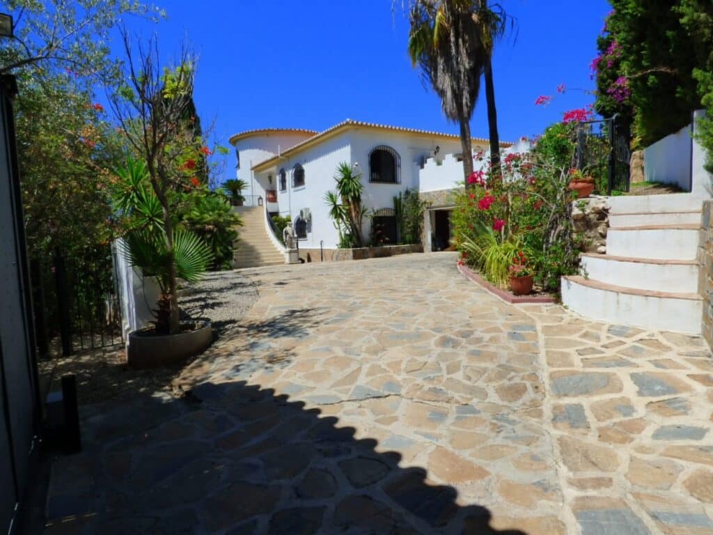 Resale Villa Te koop in Rincon De La Victoria in Spanje, gelegen aan de Costa del Sol-Oost