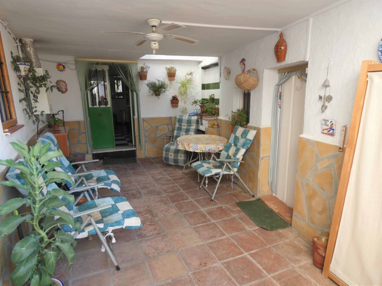 Overdekt terras van Huis Te koop in Vinuela in Spanje, gelegen aan de Costa del Sol-Oost