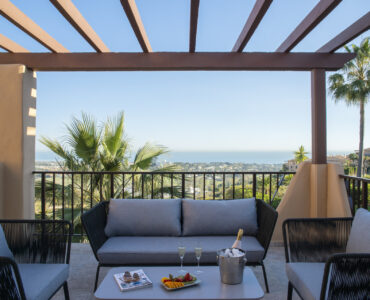Terras met zeezicht van Nieuwbouw appartement in Benahavis in Spanje, gelegen aan de Costa del Sol-West