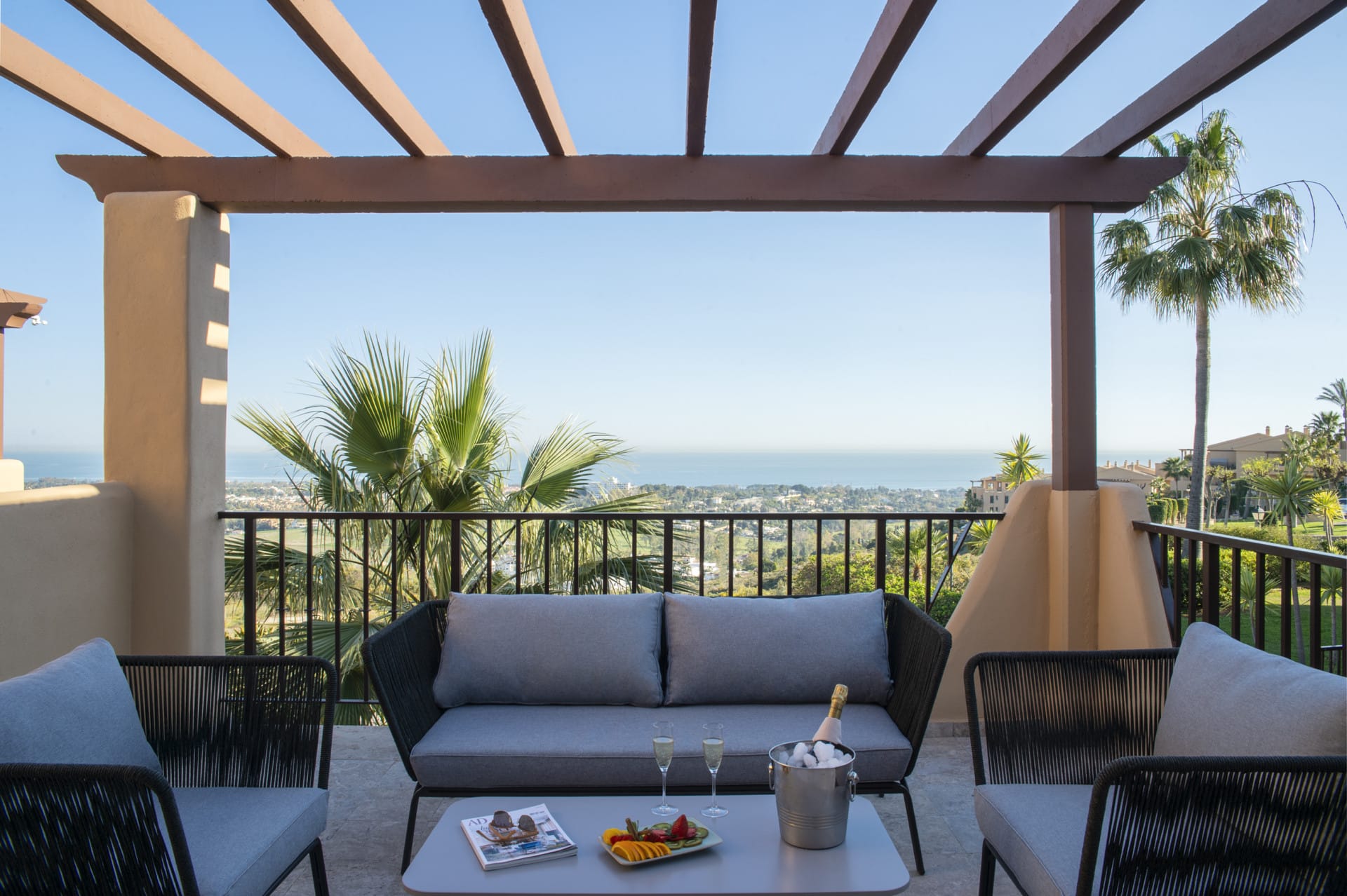 Terras met zeezicht van Nieuwbouw appartement in Benahavis in Spanje, gelegen aan de Costa del Sol-West