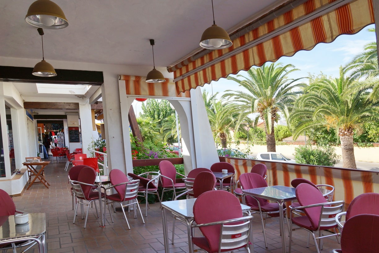 Terras met tafels en stoelen van handelspand Te koop in Denia in Spanje, gelegen aan de Costa Blanca-Noord