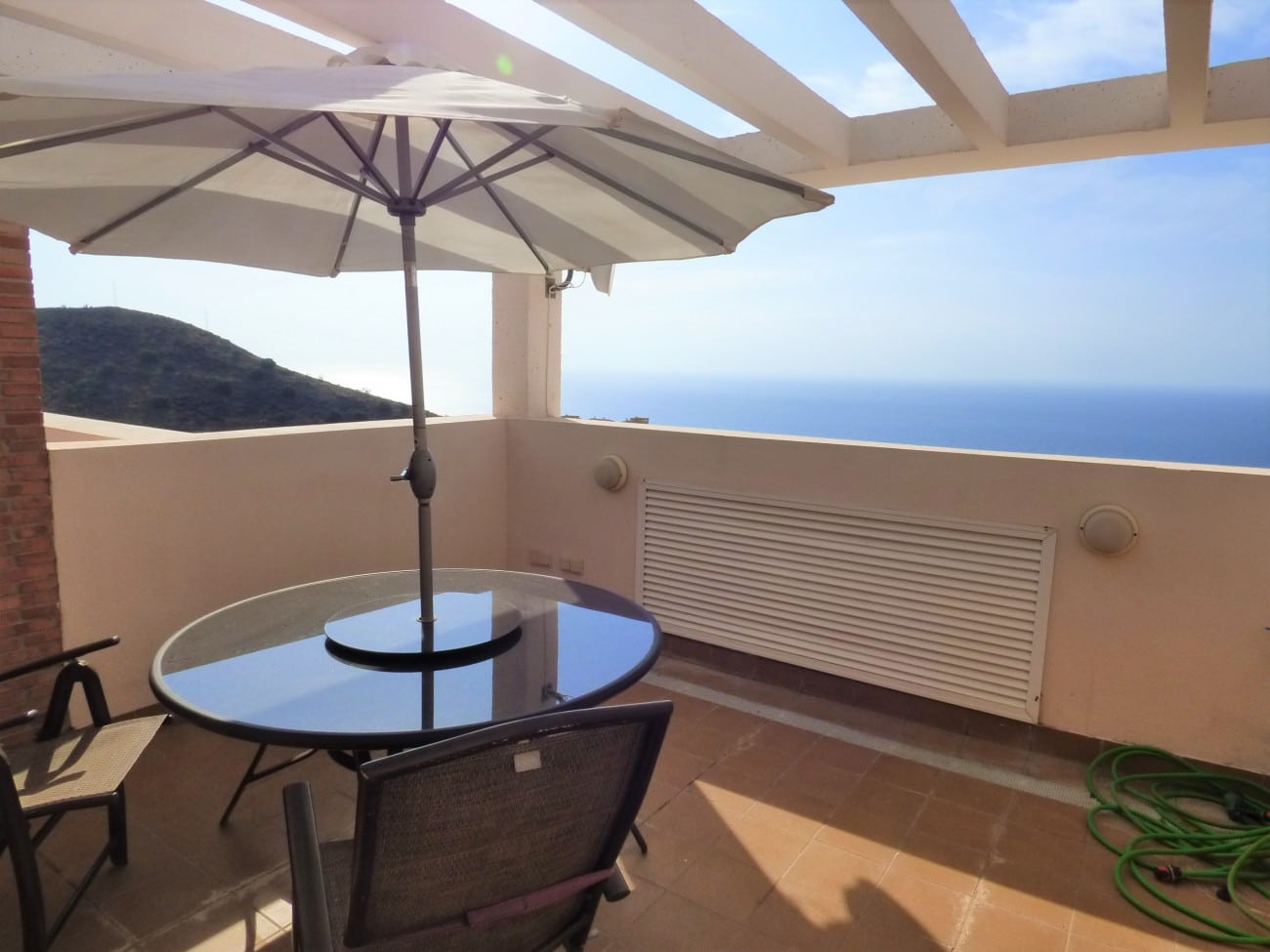 Terras met zeezicht van Huis Te koop in Torrox in Spanje, gelegen aan de Costa del Sol-Oost