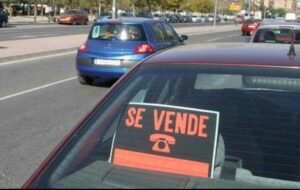 Bordje “se vende” in een auto plaatsen kan een boete opleveren in Spanje