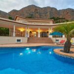 Zwembad en vooraanzicht van Nieuwbouw Villa Te koop in Javea in Spanje, gelegen aan de Costa Blanca-Noord