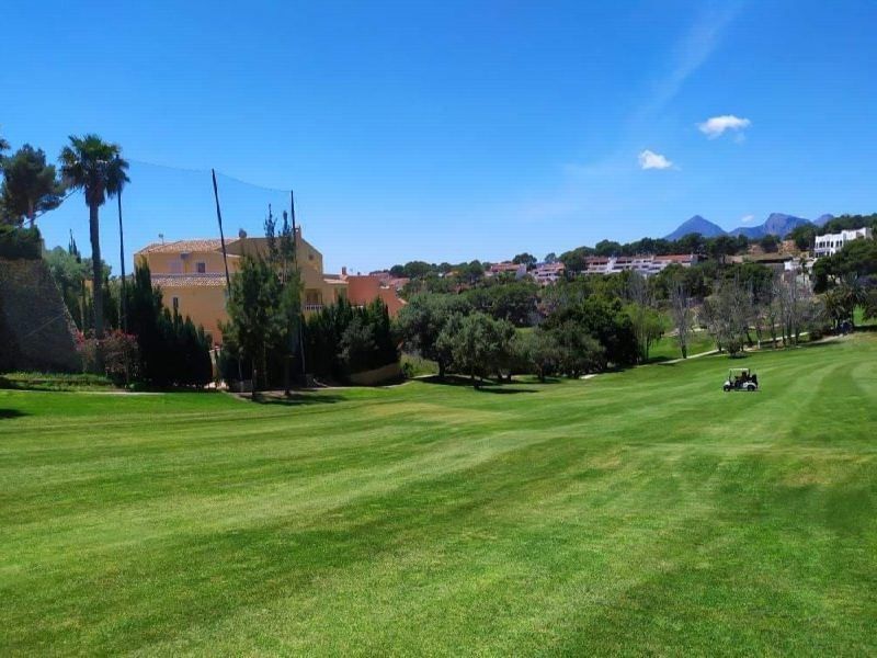 Zicht op de golf naast Huis Te koop in Altea in Spanje, gelegen aan de Costa Blanca-Noord