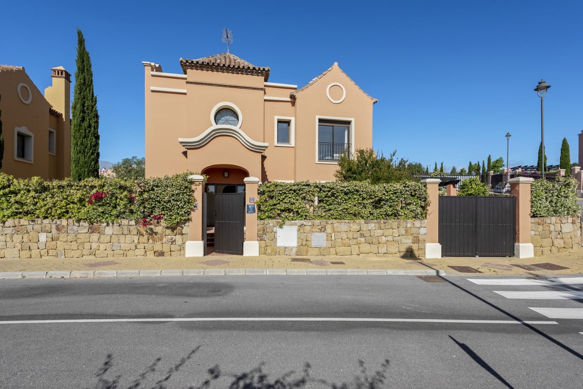 Vooraanzicht Huis Te koop in Estepona in Spanje, gelegen aan de Costa del Sol-West