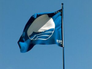 621 blauwe vlaggen wapperen in 2022 op de stranden van Spanje