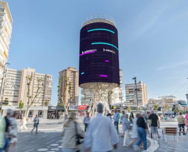 Benidorm heeft een nieuw icoon: een 22 meter hoge informatiezuil